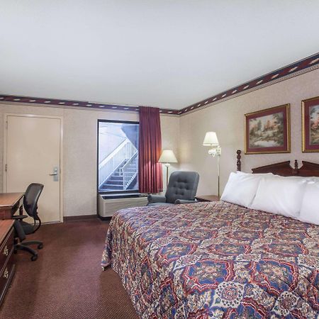 Days Inn By Wyndham Saint Pauls מראה חיצוני תמונה