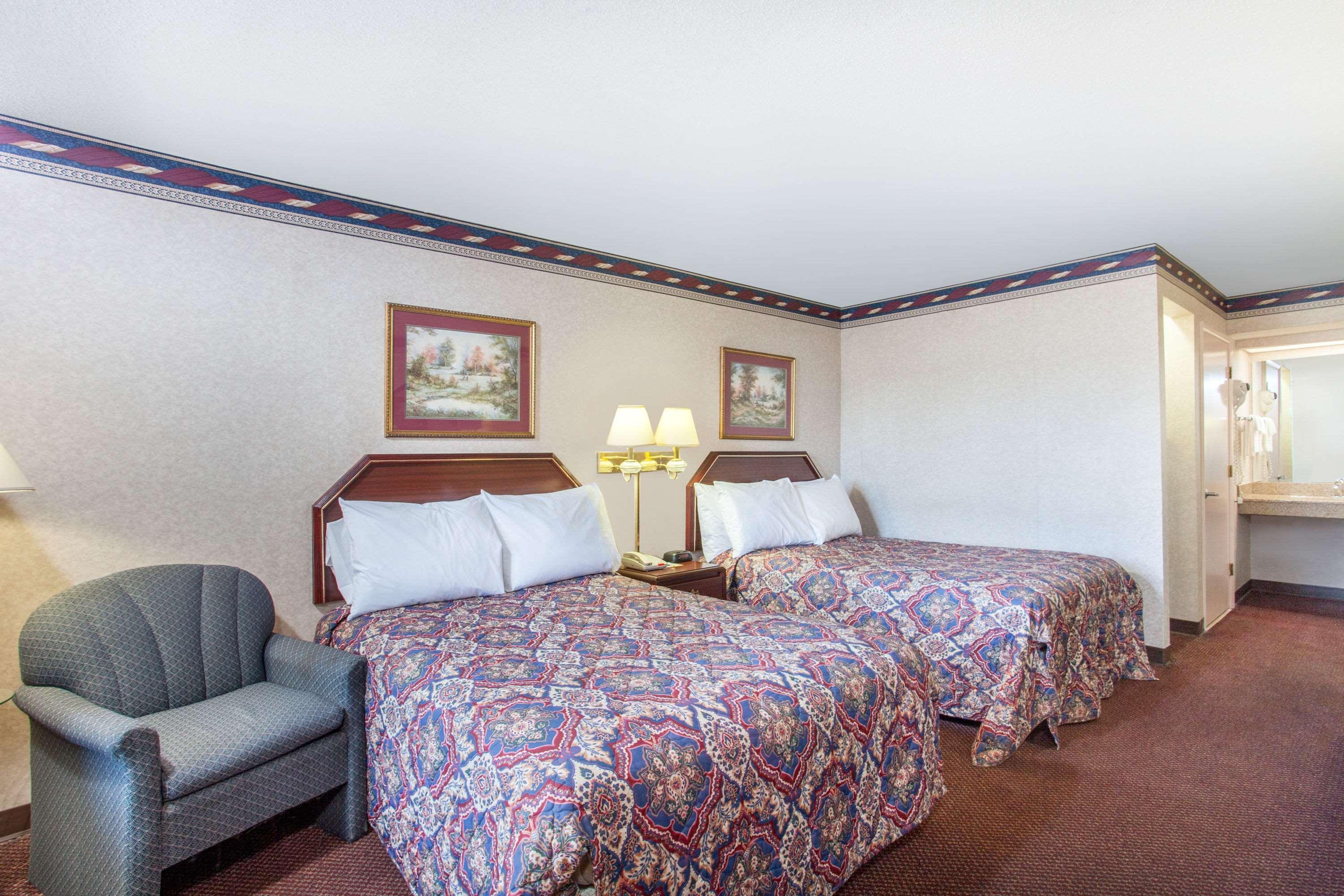 Days Inn By Wyndham Saint Pauls מראה חיצוני תמונה