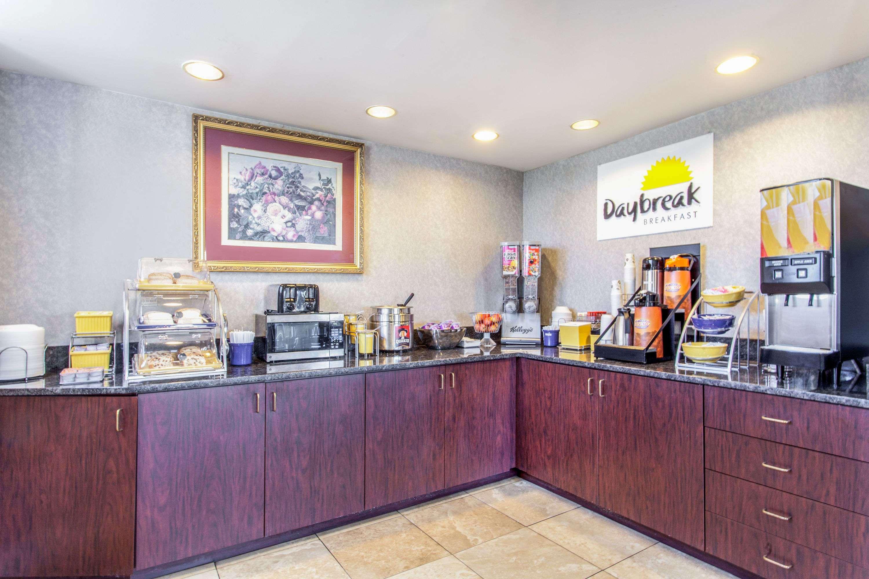 Days Inn By Wyndham Saint Pauls מראה חיצוני תמונה