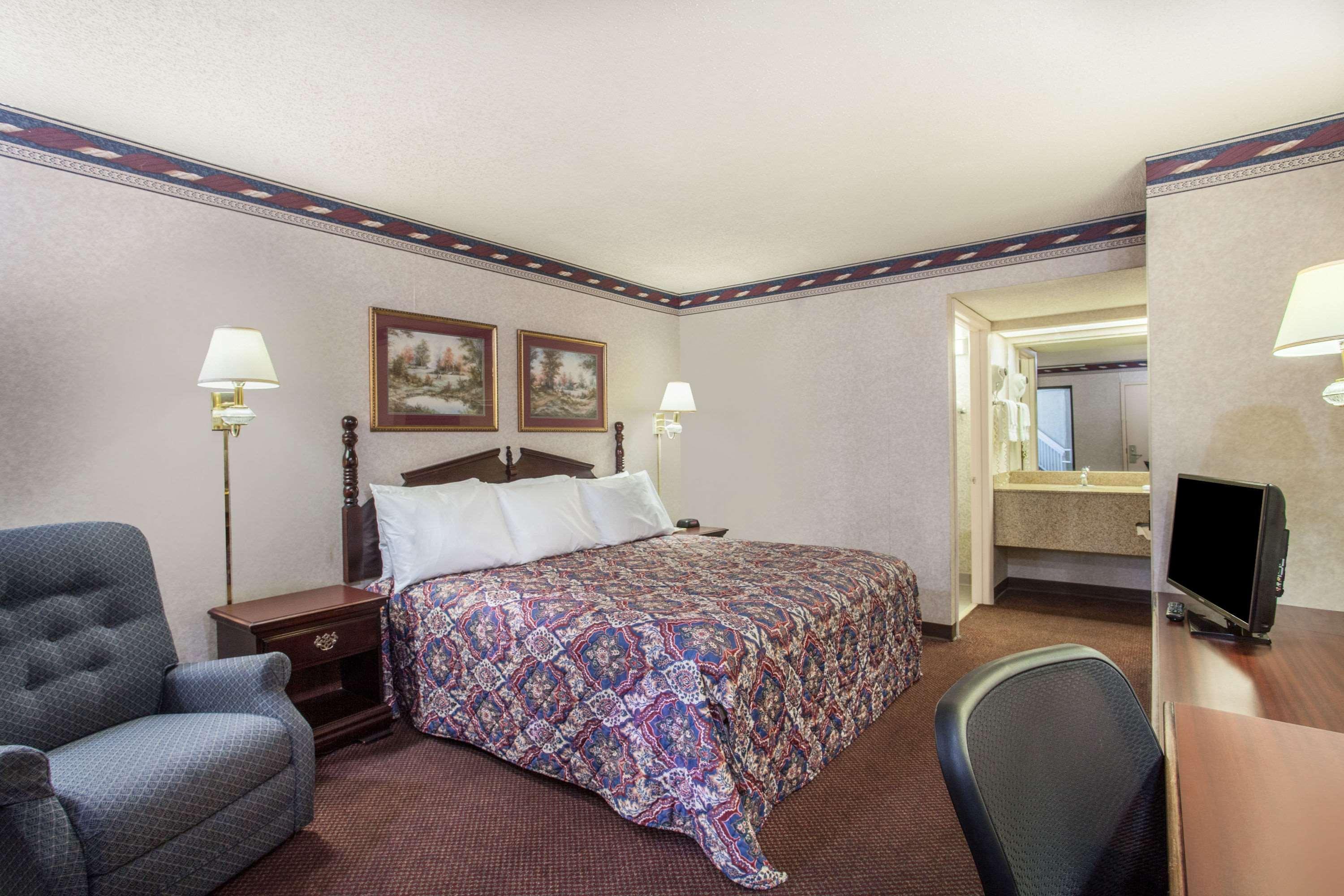 Days Inn By Wyndham Saint Pauls מראה חיצוני תמונה