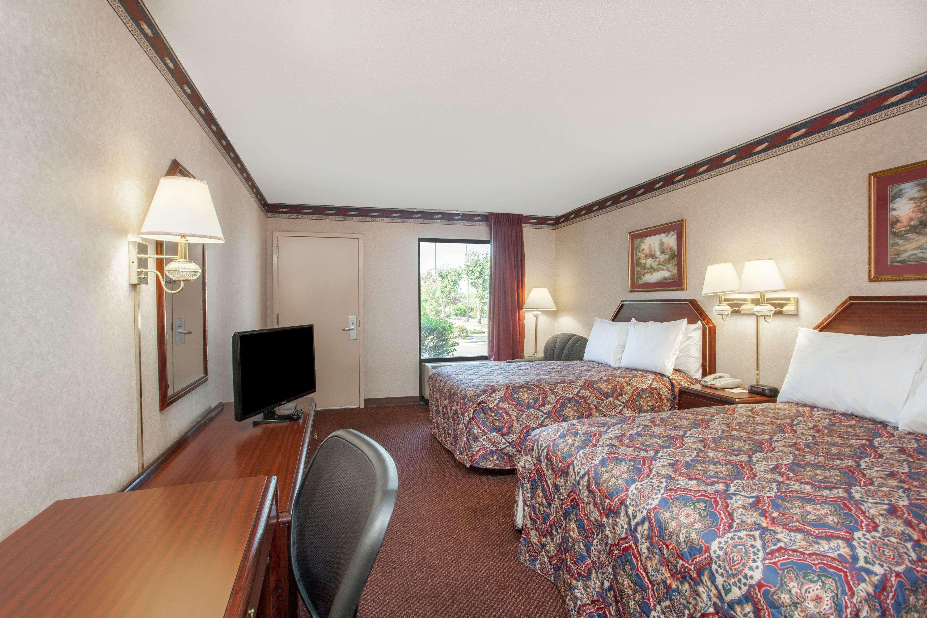 Days Inn By Wyndham Saint Pauls מראה חיצוני תמונה