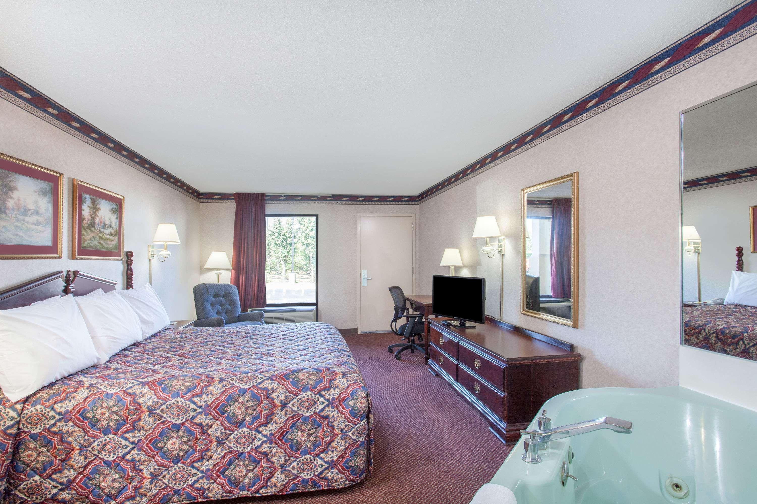 Days Inn By Wyndham Saint Pauls מראה חיצוני תמונה