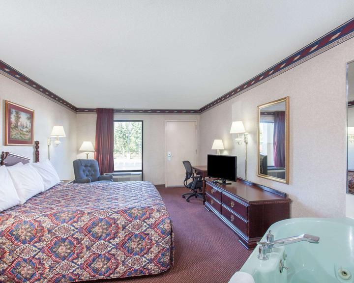 Days Inn By Wyndham Saint Pauls מראה חיצוני תמונה
